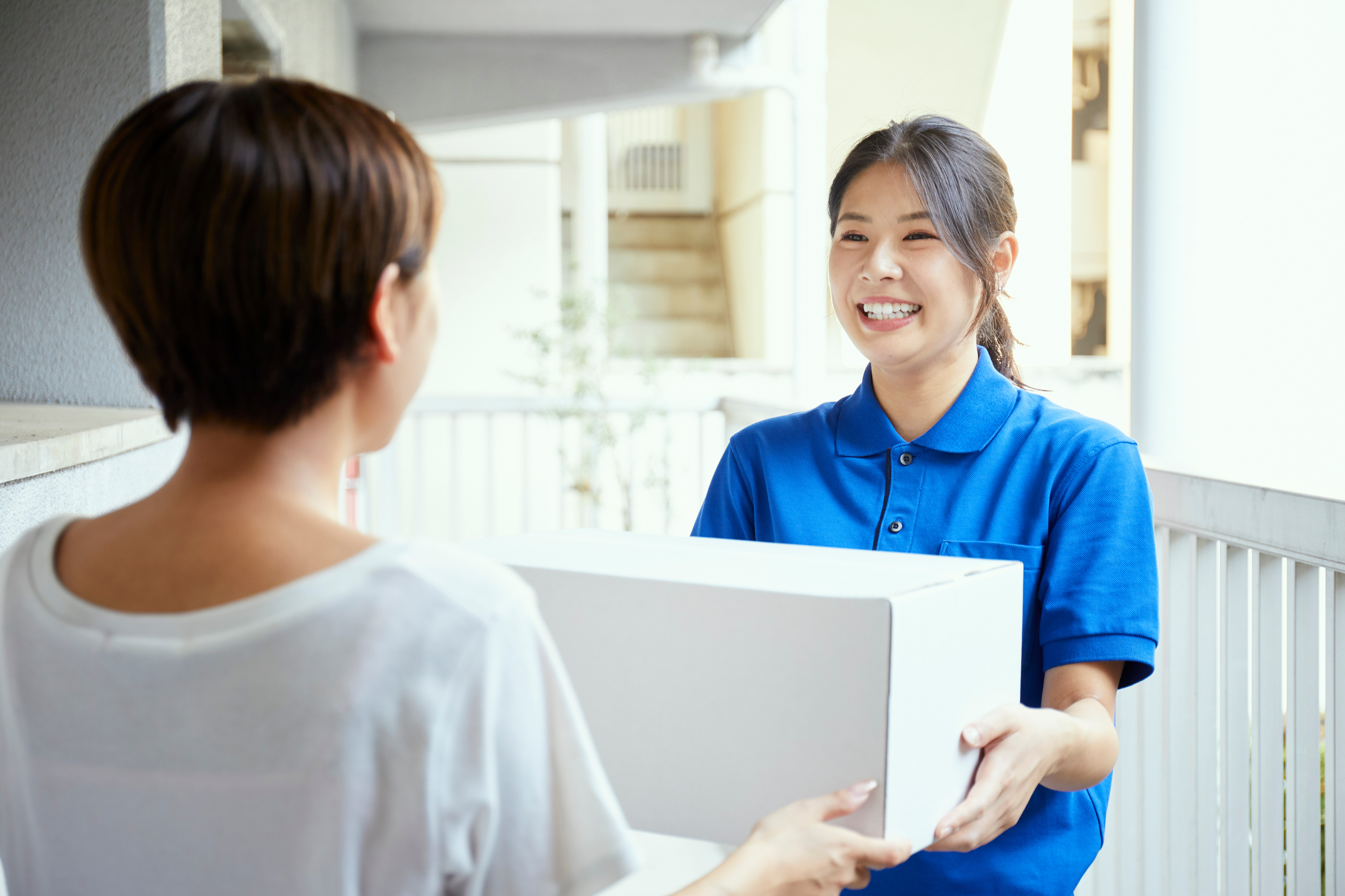 宅配を行う若い日本人女性